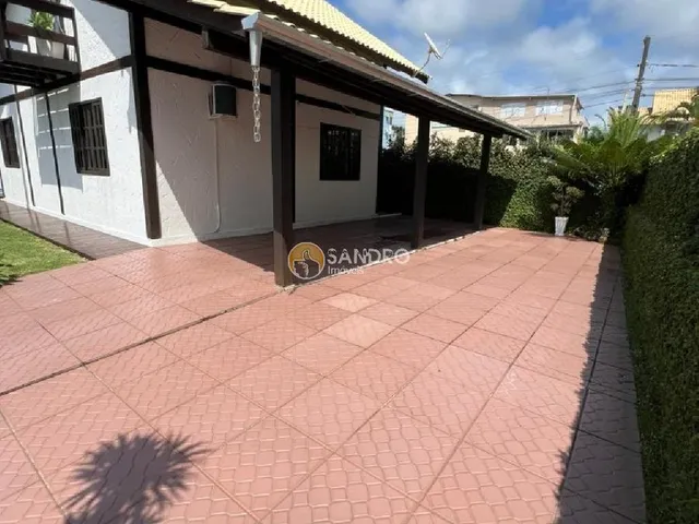 Imagem 2: Casa Grande com Piscina para Temporada em Bombinhas - 4 Quartos, Próxima à Praia de