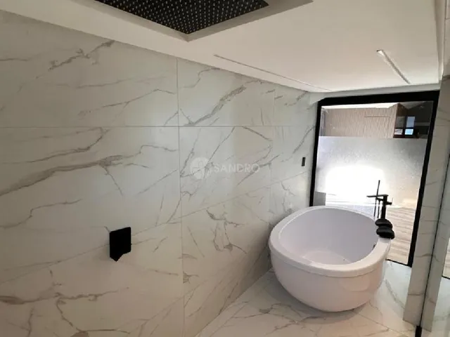 Imagem 8: Casa de Luxo com Vista Mar à Venda no Condomínio Panorâmico em Bombinhas - 4 Suítes e