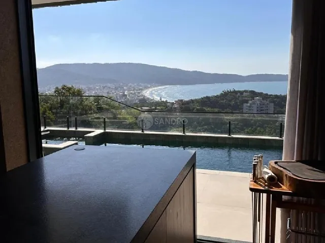 Imagem 9: Casa de Luxo com Vista Mar à Venda no Condomínio Panorâmico em Bombinhas - 4 Suítes e