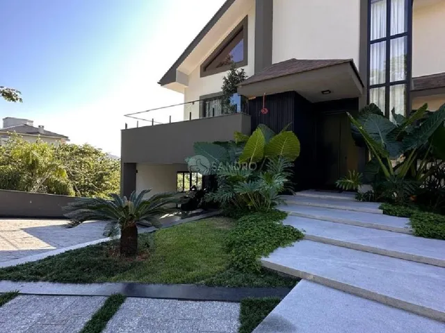 Imagem 2: Casa de Luxo com Vista Mar à Venda no Condomínio Panorâmico em Bombinhas - 4 Suítes e