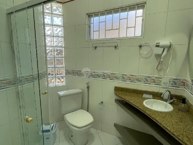 Imagem 2: Casa Beira-Mar com 4 Dormitórios à Venda em Bombinhas - Suíte, Acessibilidade e