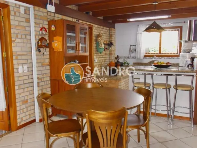 Imagem 2: Ampla casa de esquina a venda - com piscina e mezanino