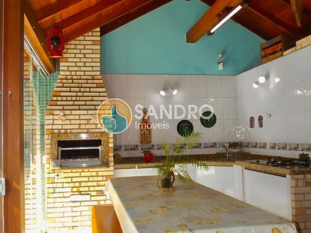 Imagem 9: Ampla casa de esquina a venda - com piscina e mezanino