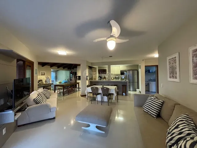 Imagem 4: Casa Pé na Areia à Venda no Centro de Bombinhas - 4 Dormitórios, Suíte e Acesso
