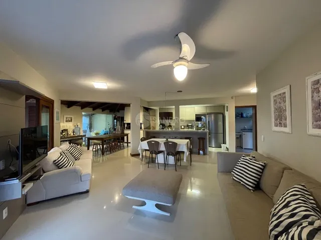 Imagem 7: Casa Pé na Areia à Venda no Centro de Bombinhas - 4 Dormitórios, Suíte e Acesso