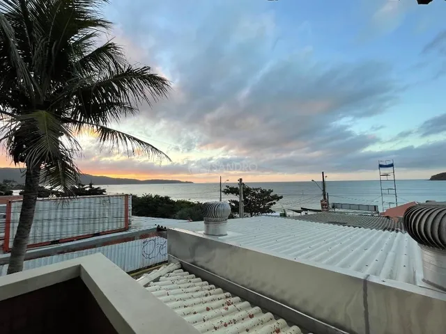 Imagem 3: Casa Pé na Areia à Venda no Centro de Bombinhas - 4 Dormitórios, Suíte e Acesso