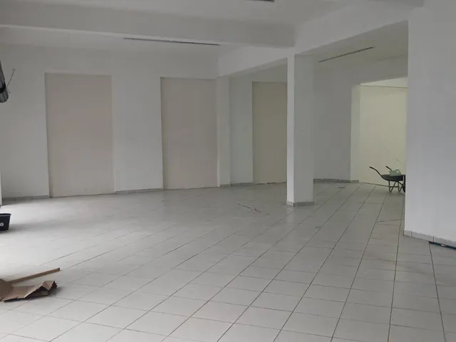 Imagem 2: Salão comercial térreo de 420 m² para locação na Avenida Itavuvu, em Sorocaba, ideal