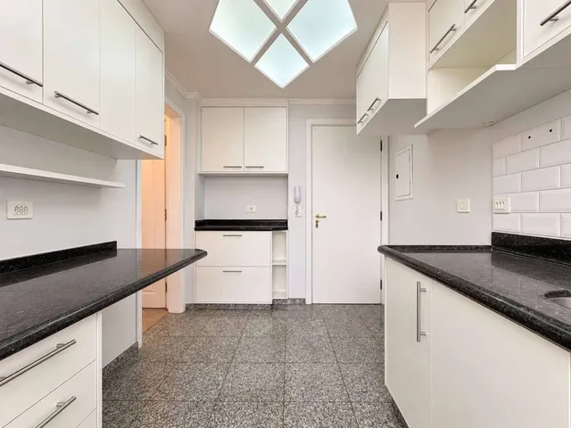 Imagem: O apartamento possui 4 Dormitórios, 1 Suíte, 3 Banheiros,