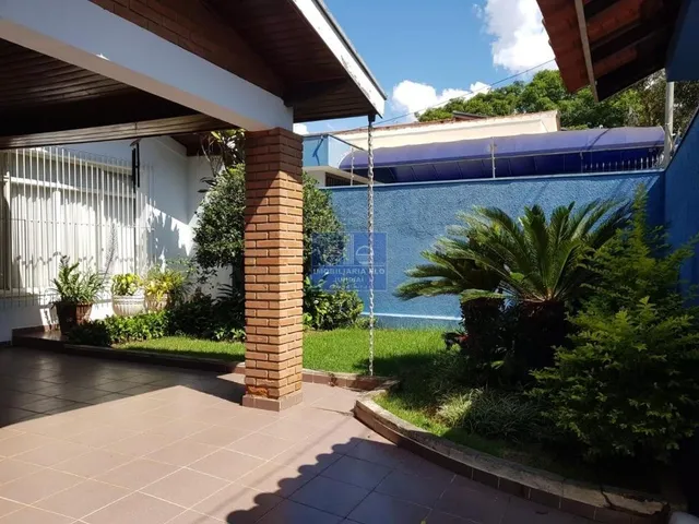 Imagem: A casa possui 4 Dormitórios, 1 Suíte, 3 Banheiros, 2