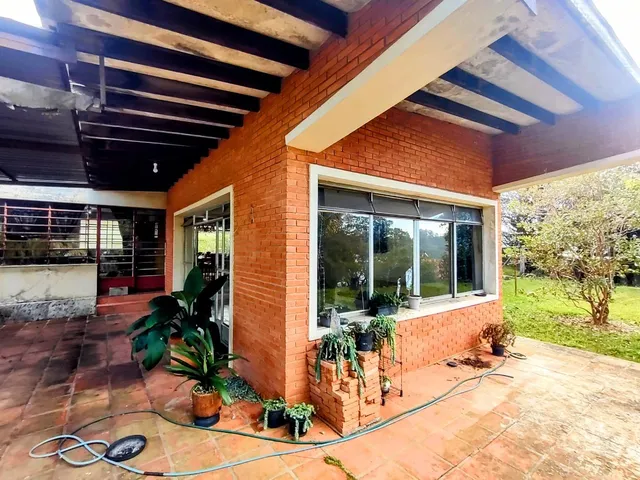Imagem: Chácara à Venda com 3 Casas no Bairro
