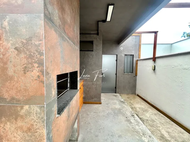 Imagem 15: Sobrado geminado com área de festas e escritório na parte externa, semi-mobiliado, à