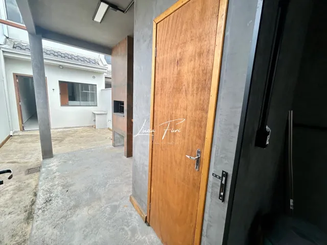 Imagem 16: Sobrado geminado com área de festas e escritório na parte externa, semi-mobiliado, à