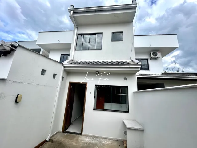 Imagem 2: Sobrado geminado com área de festas e escritório na parte externa, semi-mobiliado, à