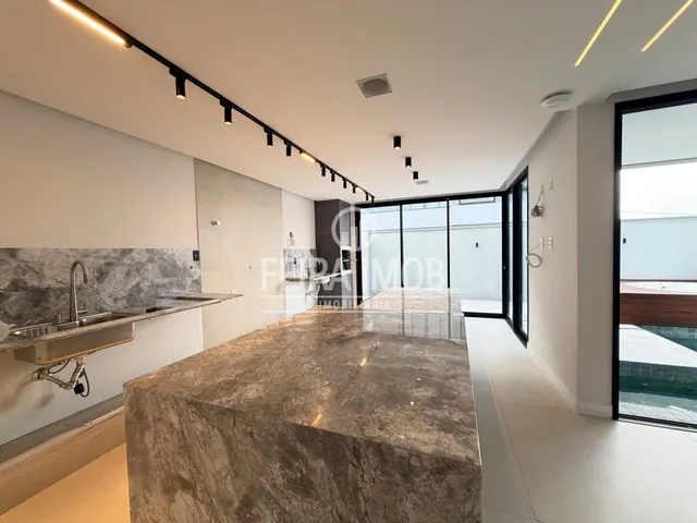 Imagem 7: Casa Duplex com 4 Suítes, Piscina e Hidromassagem no Condomínio Amarilis - Papagaio