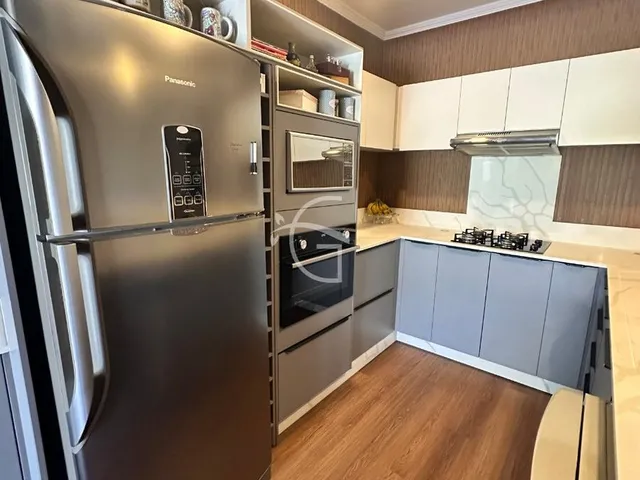 Imagem 10: Um sobrado excelente ! Com uma frente confortavel e duas vagas de garagem ! Ele tem