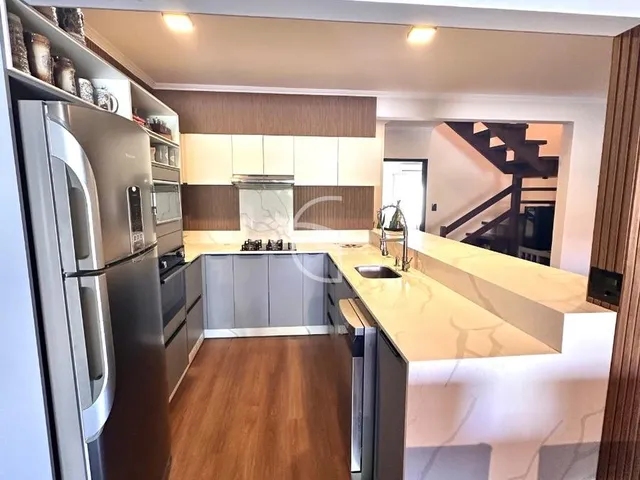 Imagem 4: Um sobrado excelente ! Com uma frente confortavel e duas vagas de garagem ! Ele tem