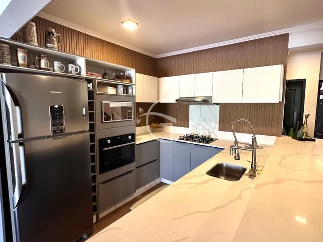 Imagem 2: Um sobrado excelente ! Com uma frente confortavel e duas vagas de garagem ! Ele tem