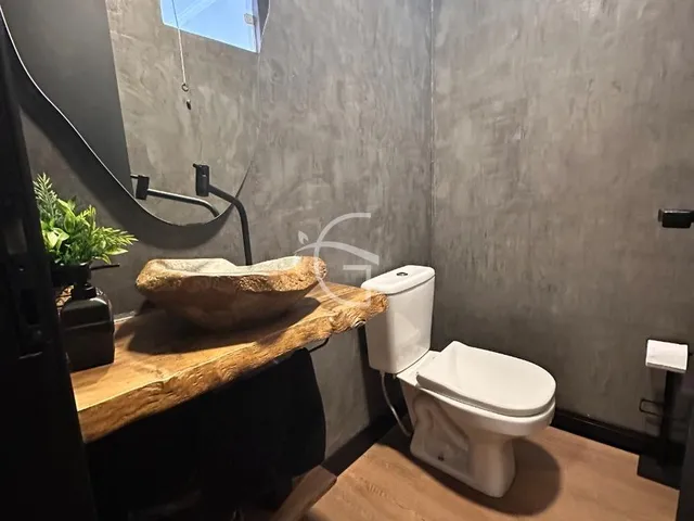 Imagem 3: Um sobrado excelente ! Com uma frente confortavel e duas vagas de garagem ! Ele tem