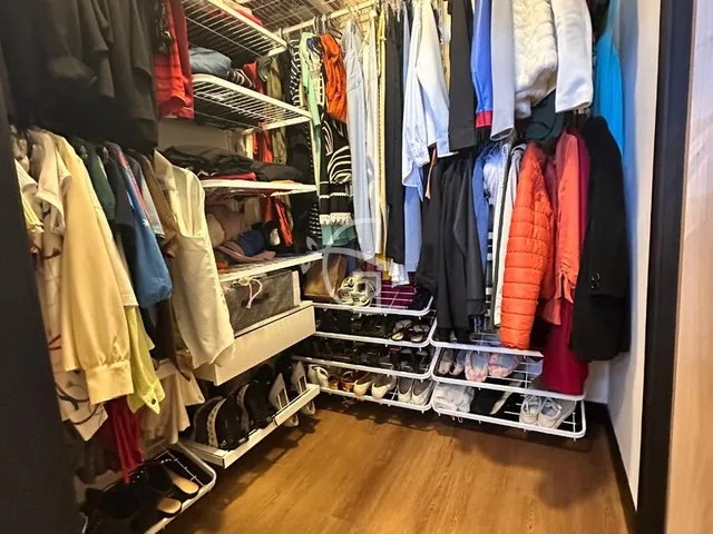 Imagem 5: Um sobrado excelente ! Com uma frente confortavel e duas vagas de garagem ! Ele tem