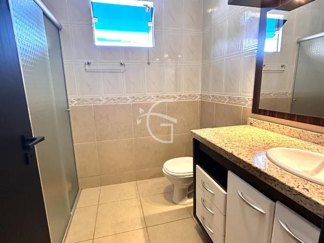 Imagem 7: Um sobrado excelente ! Com uma frente confortavel e duas vagas de garagem ! Ele tem