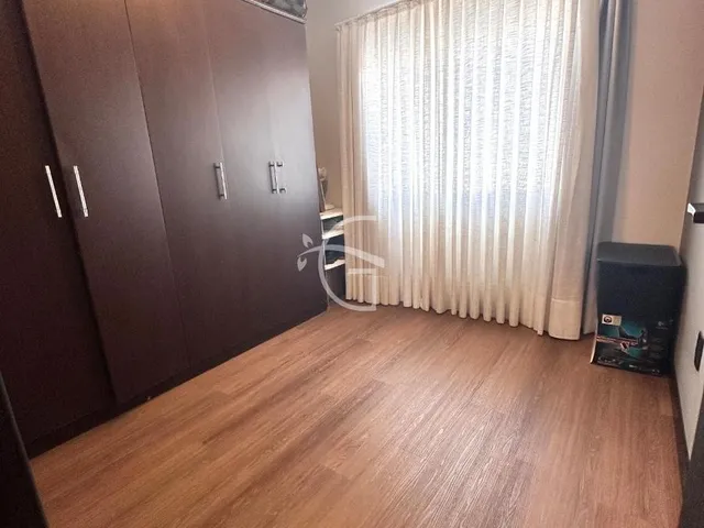 Imagem 11: Um sobrado excelente ! Com uma frente confortavel e duas vagas de garagem ! Ele tem