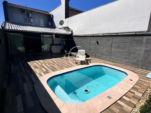 Imagem 15: Um sobrado excelente ! Com uma frente confortavel e duas vagas de garagem ! Ele tem