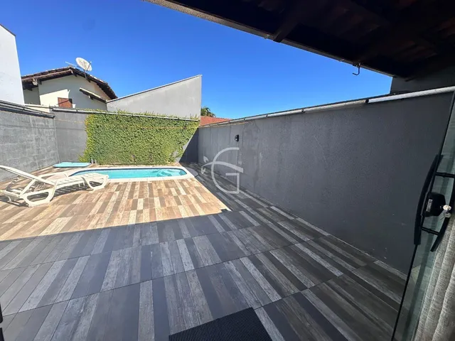 Imagem 12: Um sobrado excelente ! Com uma frente confortavel e duas vagas de garagem ! Ele tem