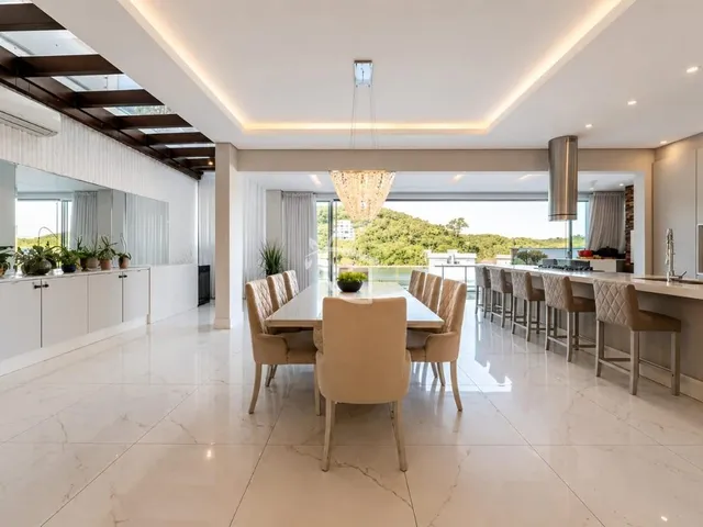 Imagem 2: Exclusividade e pura elegância. Apresento esta joia no bairro Glória: uma casa em