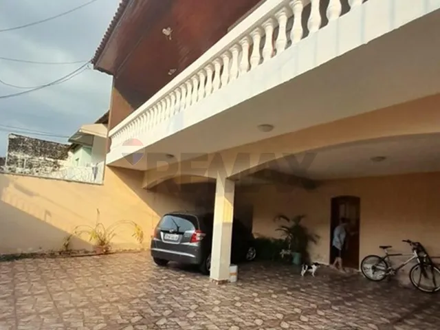 Imagem: A casa possui 3 Dormitórios, 2 Banheiros, 6 Vagas na