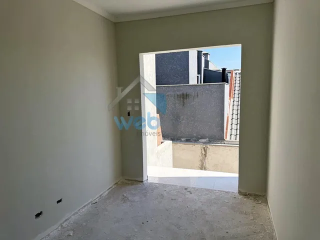 Imagem 2: Excelentes sobrados em condomínio fechado à venda no Bairro CIC, com três quartos