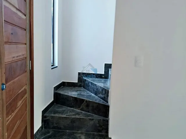 Imagem 2: Sobrado a venda na região do Vila Verde, com três quartos, sala, cozinha, banheiro