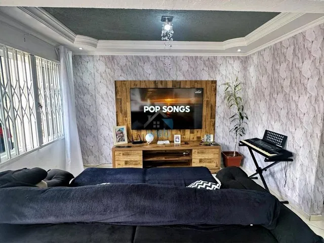 Imagem 12: Sobrados à venda na região do bairro Vitoria Regia, dois dormitórios, sala ampla