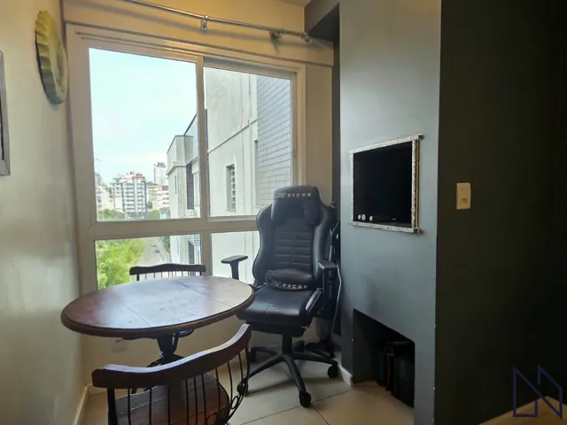 Imagem 1: Apartamento semimobiliado com 2 dormitórios, suíte e garagem para 2 carros no Lo