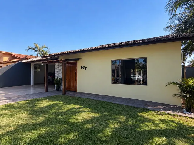 Imagem: Casa sozinha no terreno, com piscina à