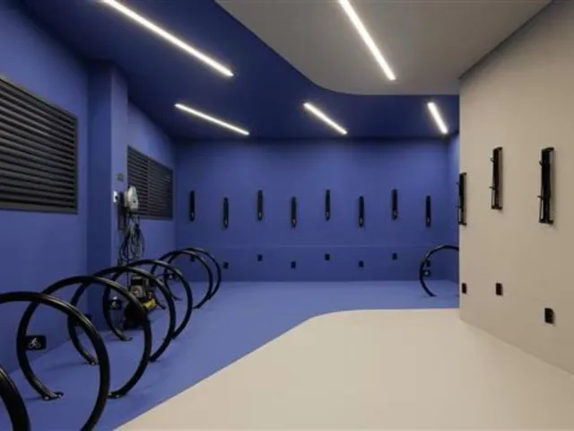 Imagem 15: Apartamento de 3 quartos com suíte e 2 vagas na Zona 07 de Maringá-PR: espaço amplo e