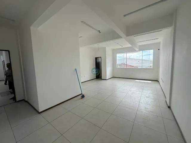 Imagem 2: Alugo sala comercial, com 39m², 10 vagas de estacionamento rotativo, próximo Avenida