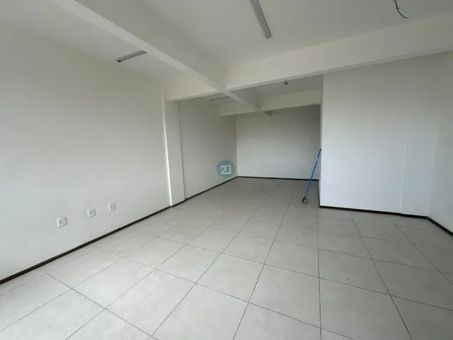 Imagem 3: Alugo sala comercial, com 39m², 10 vagas de estacionamento rotativo, próximo Avenida
