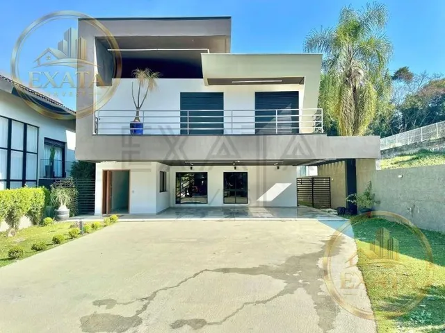Imagem: A casa possui 4 Dormitórios, 4 Suítes, 5 Banheiros, 8