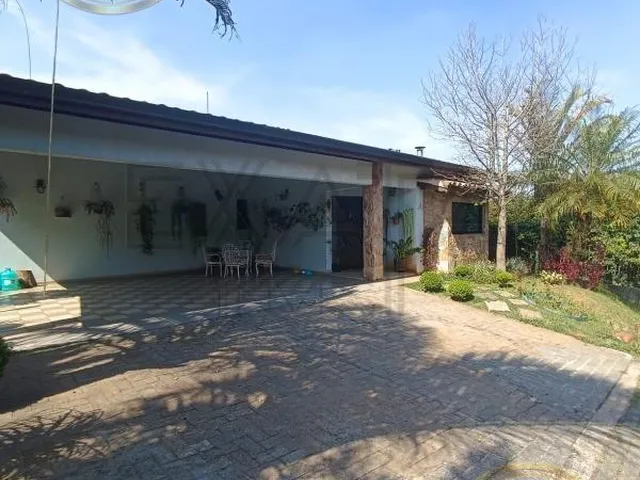 Imagem: A casa possui 3 Dormitórios, 3 Suítes, 4 Banheiros, 6