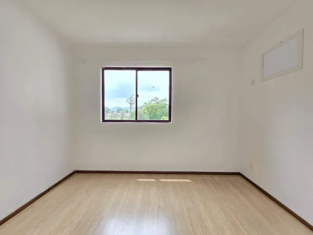 Imagem 3: Apartamento com 2 quartos e sacada com churrasqueira, localizado no Glória para