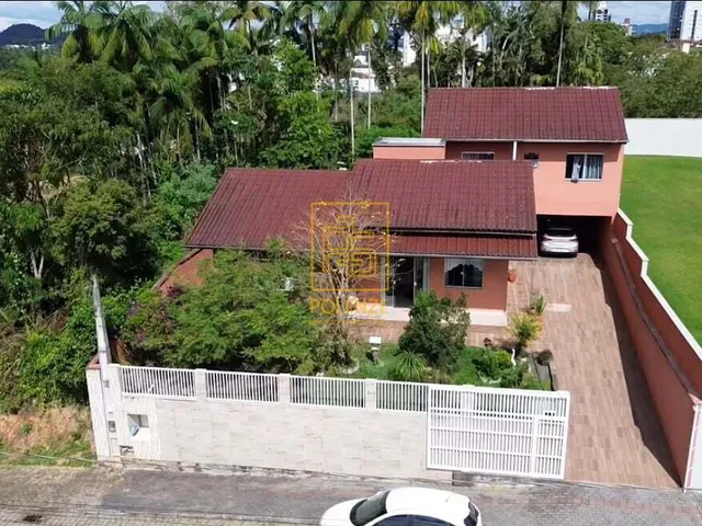Imagem: Casa com edícula e amplo espaço externo