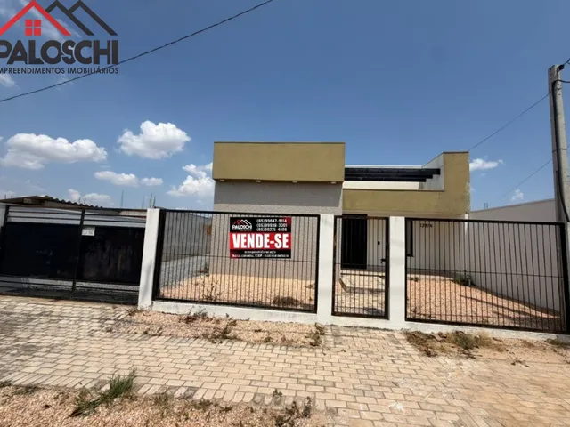 Imagem: A casa possui 2 Dormitórios, 1 Suíte, 1 Banheiro, 2 Vagas
