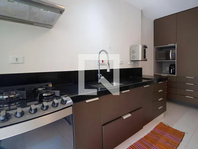 Imagem 13: Este espaçoso apartamento mobiliado está localizado no vibrante bairro de Pinheiros e