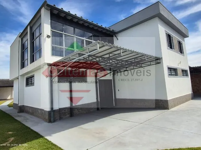 Imagem: A casa possui 4 Dormitórios, 1 Suíte, 4 Banheiros, 46