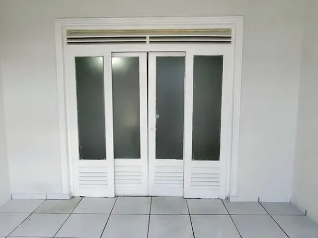 Imagem 2: Casa à venda de esquina na Ponta Grossa, 3/4, sala ampla, garagem e DCE, 323m2