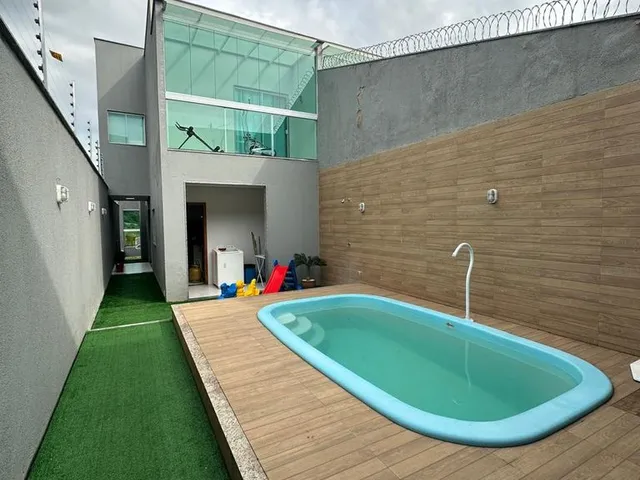 Imagem: Casa Triplex Com Piscina à Venda em Vera