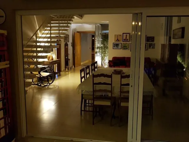 Imagem: A casa em condomínio possui 4 Dormitórios, 4 Suítes, 6