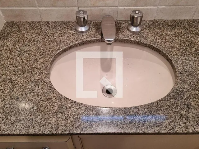 Imagem 6: Localizado na vibrante cidade de São Paulo, este apartamento oferece uma experiência de