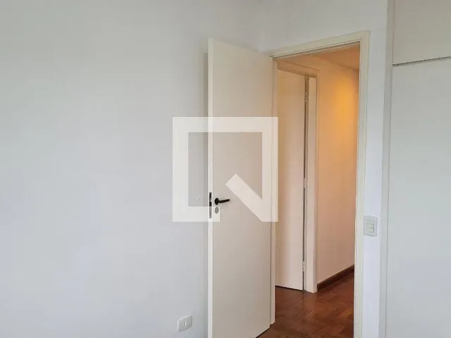 Imagem 9: Localizado na vibrante cidade de São Paulo, este apartamento oferece uma experiência de