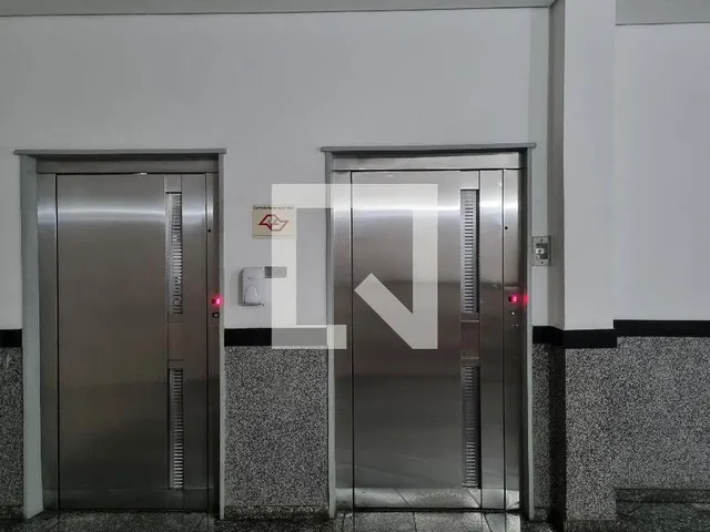 Imagem 12: Localizado na vibrante cidade de São Paulo, este apartamento oferece uma experiência de